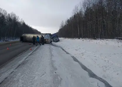 В Красноярском крае на трассу опрокинулся большегруз с цистерной креозота