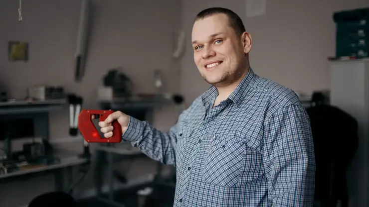 Сибирские ученые создали устройство для незрячих, которое видит препятствия на расстоянии и работает в любую погоду