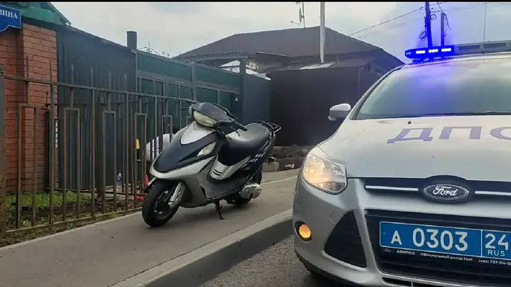 Двое подростков пострадали в ДТП с мопедом в Красноярске