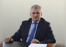 Мэр Енисейска попал в больницу после ударов кулаком по лицу от местного жителя