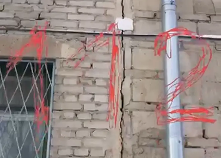 В Новосибирске из-за сильных морозов треснуло здание