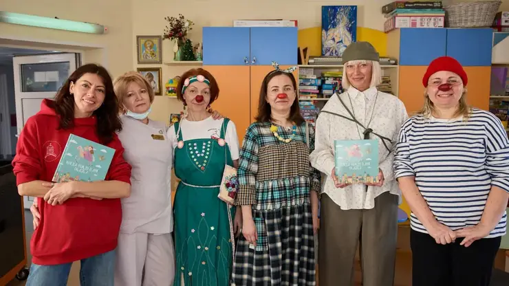 В Красноярске прошли «Чуткие чтения» первой книги, написанной больничными клоунами и детьми с онкологией