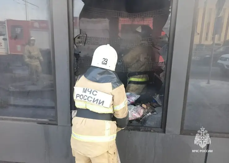 В Красноярске сгорел цветочный павильон на правом берегу