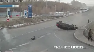 Автомобиль перевернулся на Ордынском шоссе в Новосибирской области в нескольких метрах от пешехода