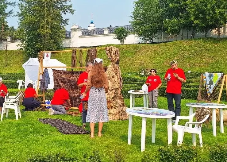 Гостей учили плести маскировочные сети на праздновании Дня семьи в Красноярске