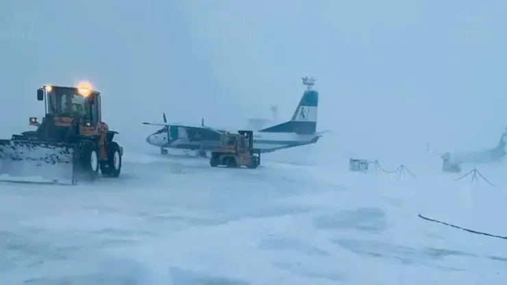 Самолет Ан-26 получил повреждения в Норильском аэропорту во время уборки снега