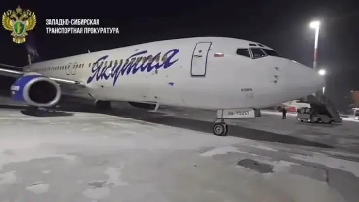 Летевший из Новосибирска в Якутск самолет совершил аварийную посадку в Красноярске