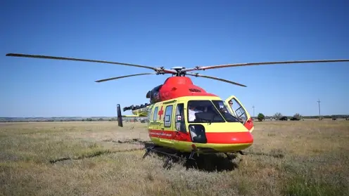 Спасатели на вертолете эвакуировали больного туриста с алтайских гор (видео)