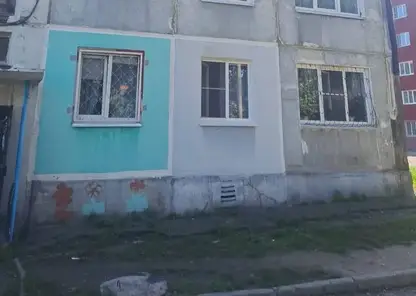 Полуторагодовалый мальчик выпал из окна четвертого этажа в Иркутской области. В это время его мать спала