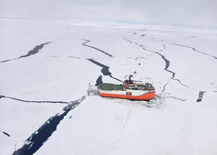 Вертолет красноярской санавиации эвакуировал полярницу с дрейфующей ледовой станции в Арктике