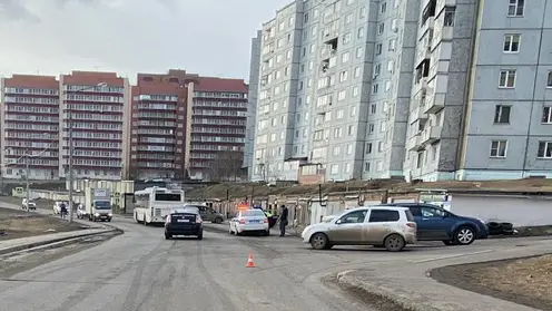 В Красноярске на ул. 40 лет Победы школьник угодил под колёса Subaru