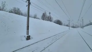 В Кемеровской области школьники катались на ледянках по ведущему к рельсам склону