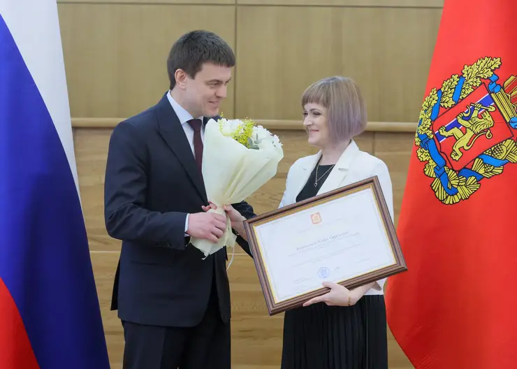 Губернатор Красноярского края вручил награды 33 жительницам региона накануне 8 Марта