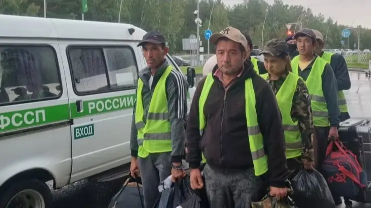 В Красноярском крае выдворили первых нелегалов после рейда в теплицах