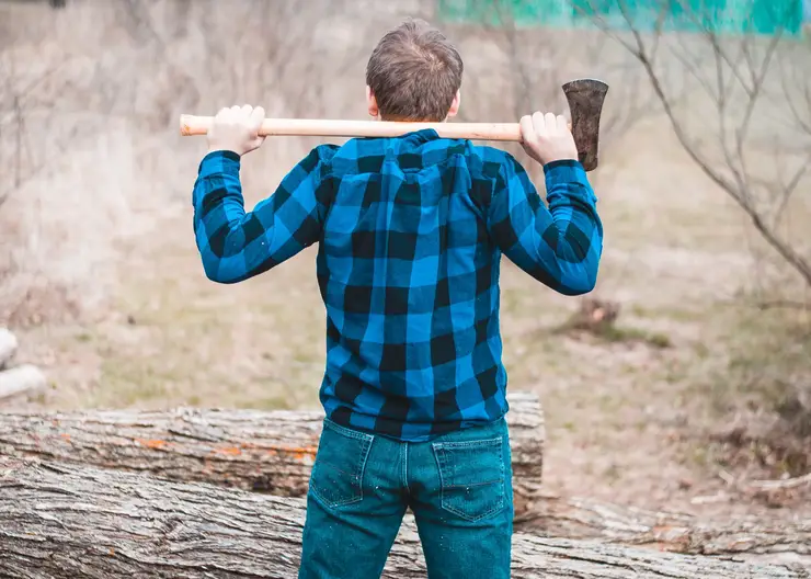 Сосед с топором терроризирует жителей Солнечного в Красноярске. Одному он проломил череп