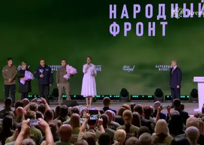 Владимир Путин вручил награду лауреата премии «Всё для Победы!» красноярке Ольге Язевой