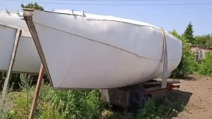 Мужчина бесплатно отдает недостроенный катамаран в Омской области из-за болезни