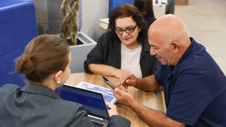 Пенсионеры все чаще пользуются банковскими картами