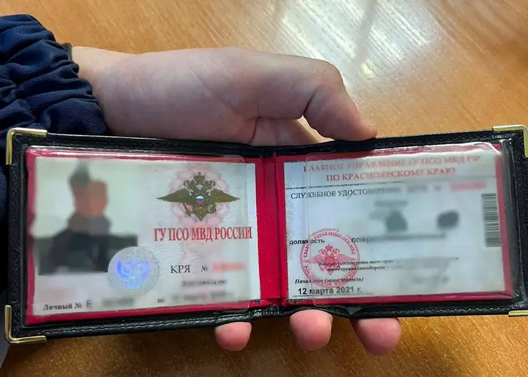 Водитель тонированного BMW предъявил полицейским поддельное удостоверение сотрудника ОВД в Емельяновском районе