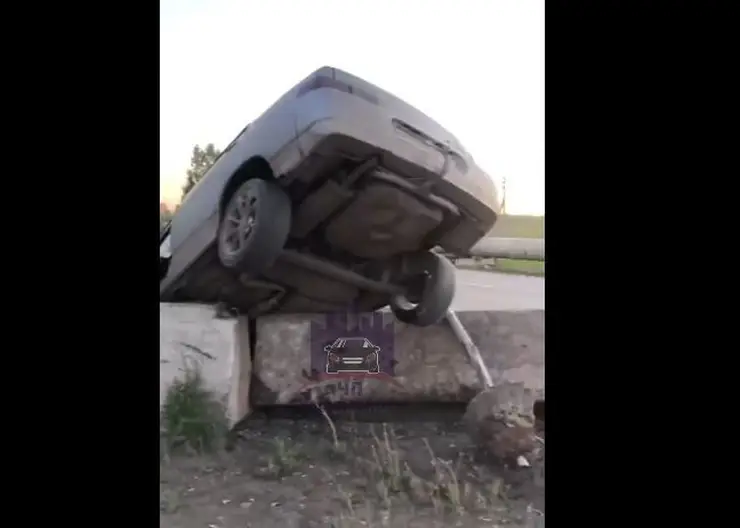 В Красноярске водитель наехал на бетонные блоки и сбежал