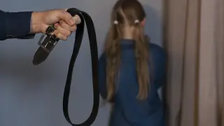 Иркутянин избил свою 17-летнюю дочь и вытолкнул из окна 4 этажа за прогул уроков