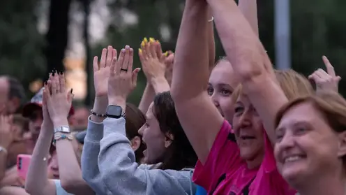 Более 20 лет стажа и поддержка семьи. В Омске назвали лучшего многодетного водителя такси