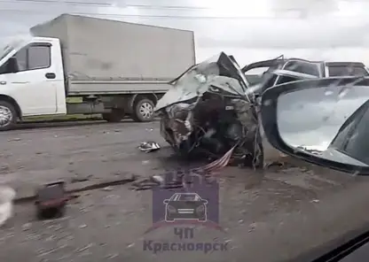 Две легковушки столкнулись лоб в лоб на трассе в Красноярском крае: пострадала женщина (видео)