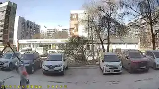 Новосибирский школьник разбил голову пенсионерке самокатом