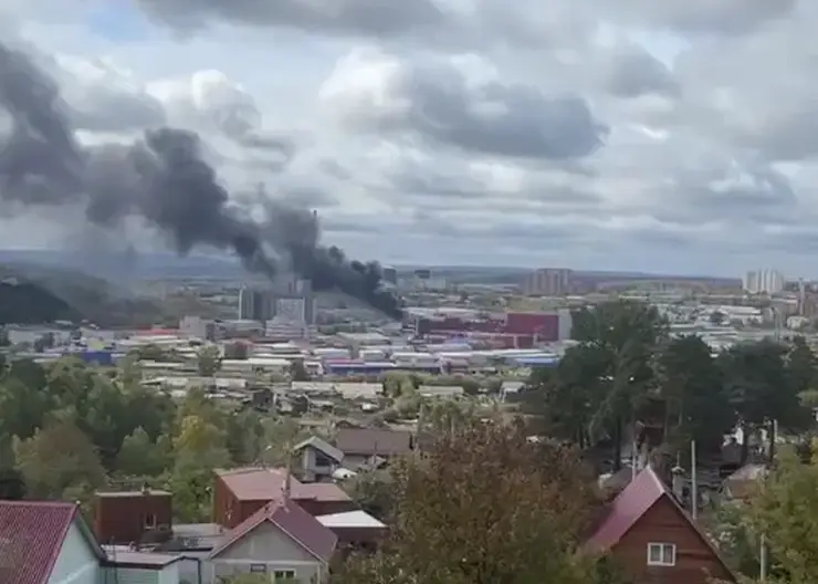 Крупный пожар произошел в здании с торговыми павильонами в Иркутске