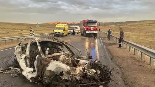 Мужчина погиб в собственном автомобиле от мощного взрыва из-за столкновения с бензовозом в Тыве
