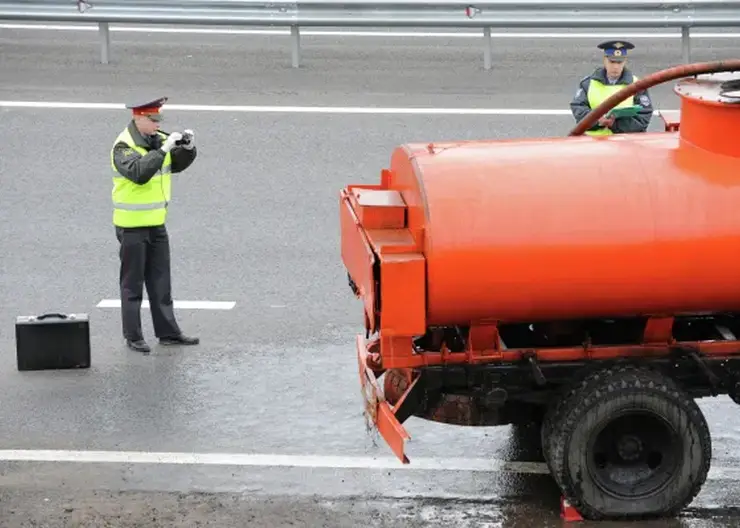 Разлив топлива произошел на трассе в Туве после опрокидывания бензовоза