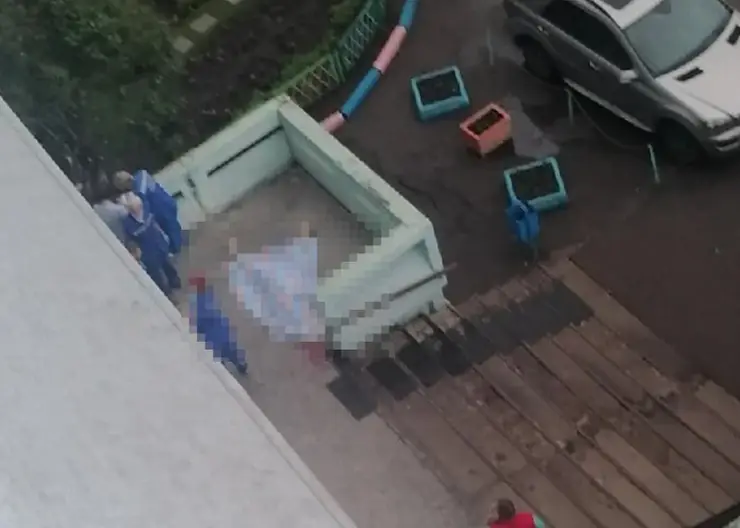 В Красноярске 21-летний студент СФУ выпал из окна девятого этажа общежития