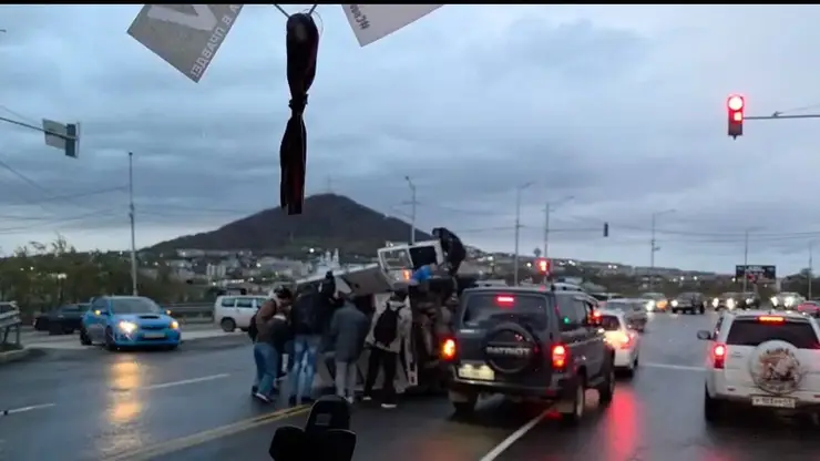 Машина скорой помощи опрокинулась на Камчатке из-за того, что ей не уступили дорогу