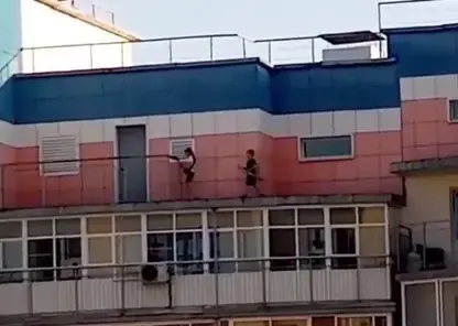 В Красноярске на 17 этаже дома дети гуляли по козырьку