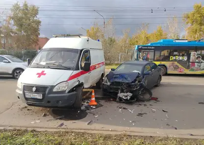 В Братске столкнулись машина скорой помощи и легковушка, есть пострадавшие