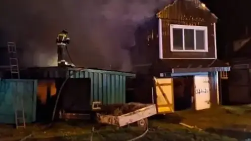 В Красноярском крае полицейские спасли пенсионеров и ребёнка во время пожара