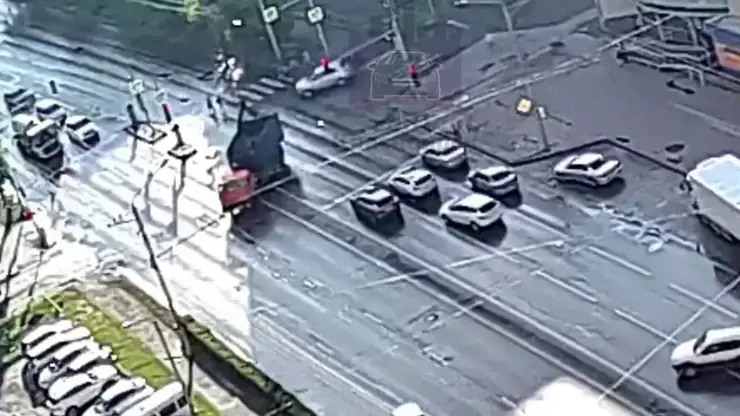 В Красноярске КамАЗ оборвал провода и задел припаркованные машины