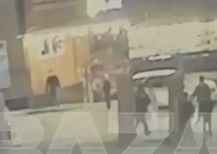 Во Владивостоке банда вооруженных школьников грабит кафе, требуя еду