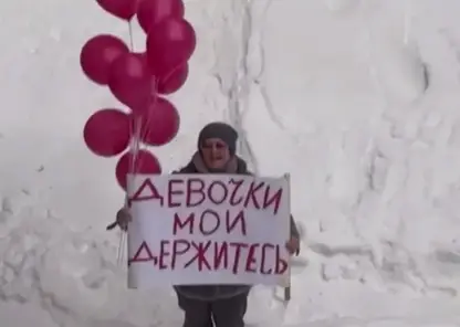 Женщина в Красноярске поддержала весь перинатальный центр с помощью шариков и плаката