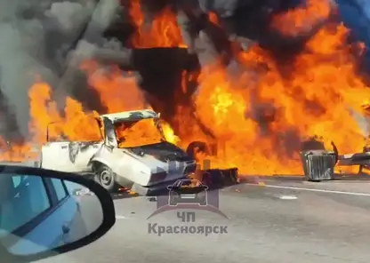 Фура и легковушка загорелись после серьезного ДТП в районе Путинского моста под Красноярском