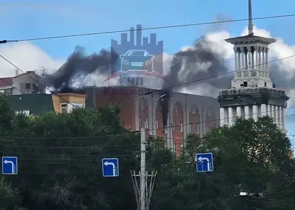 В центре Красноярска горит здание МВД, пожарным сложно проехать на место из-за перекрытых улиц