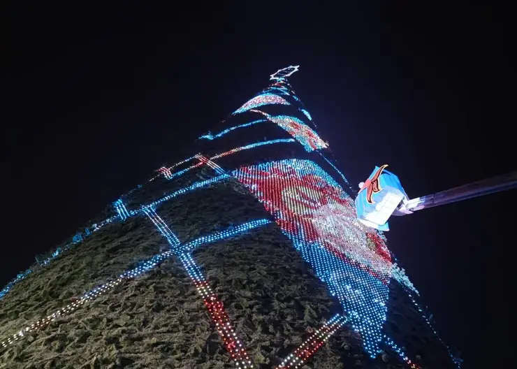 В Красноярске открыли развлекательную площадку перед главной городской елкой