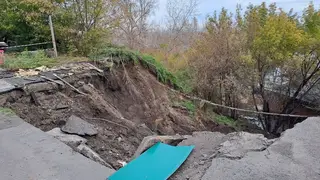 В Красноярске объявили угрозу ЧС из-за склона на улице Никитина