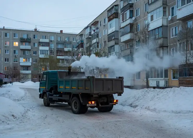 «Дома гул, даже при закрытых окнах»: красноярцы пожаловались на шумящий во дворе грузовик