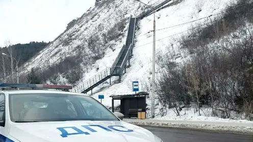 В Красноярске сотрудники ГИБДД будут патрулировать участок рядом с новой лестницей в Удачном