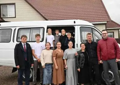 Многодетной семье из Минусинска подарили новый автомобиль