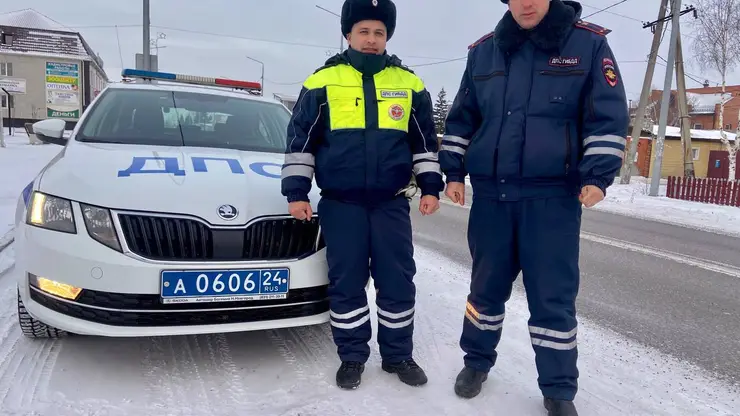 В Красноярском крае сотрудники ГИБДД помогли водителю, у которого закончилось топливо