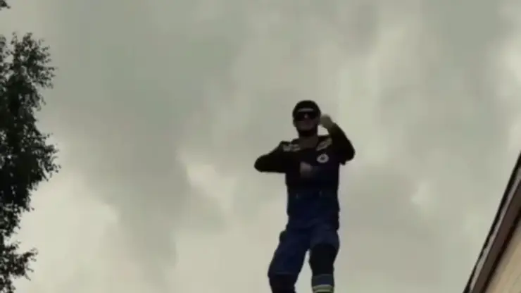 В Кузбассе медики сняли вирусное видео с танцами на крыше реанимобиля