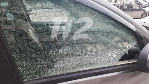 В Красноярске неизвестные расстреляли две машины из пневматики