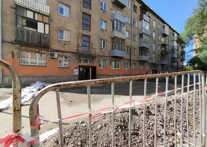 В Красноярске назвали окончательные причины обвала грунта у дома на Бограда